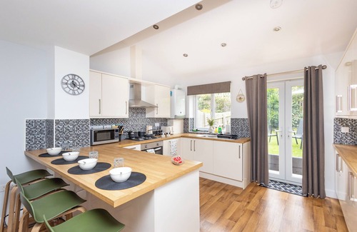 Wakefield Apartment | Greenwood - 4 Bed Home With Parking & Fast Wi-Fi