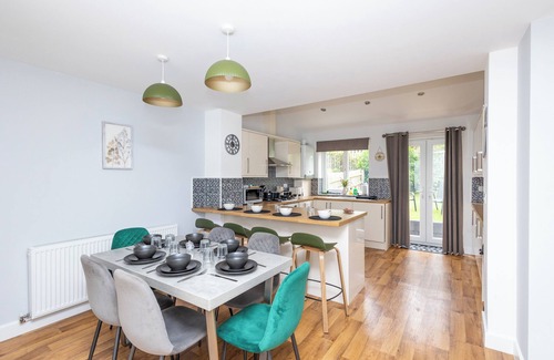 Wakefield Apartment | Greenwood - 4 Bed Home With Parking & Fast Wi-Fi