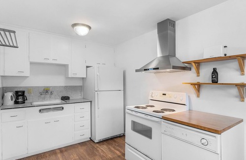 Phinney Ridge Apartment | Greenwood's Wildflower Glow WalkScore 81