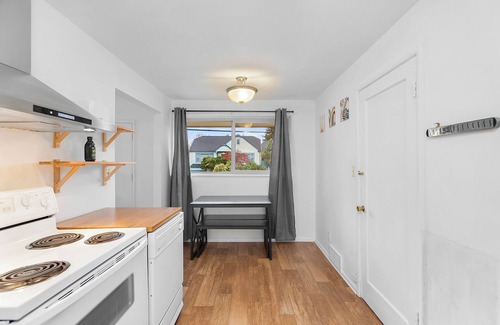 Phinney Ridge Apartment | Greenwood's Wildflower Glow WalkScore 81