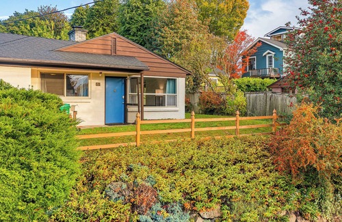 Phinney Ridge Apartment | Greenwood's Wildflower Glow WalkScore 81