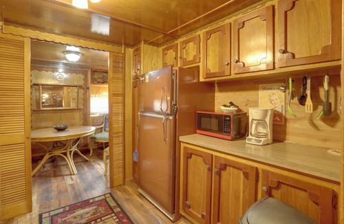 Greers Ferry Cabin | Greers Ferry Lake Escape: Cabin w/Pool Access