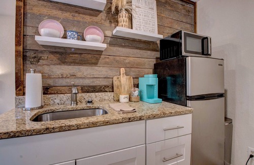 Higden Cabin | Greers Ferry Lakefront Getaway - easy lake access