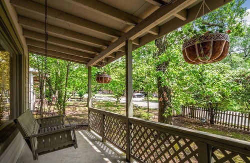 Fayetteville House | Gregg Greenhouse - 1 mi to U of A