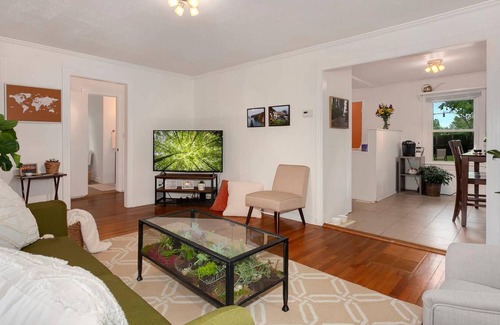 Fayetteville House | Gregg Greenhouse - 1 mi to U of A