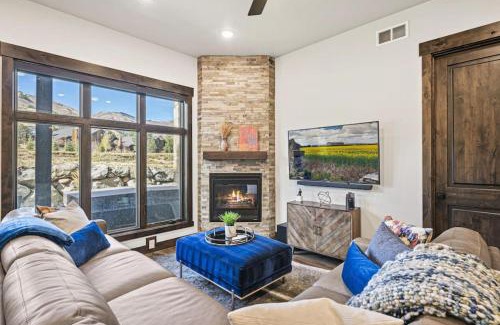 Park City House | Gregs Grandeur Pristine Condo with Private Hot Tub