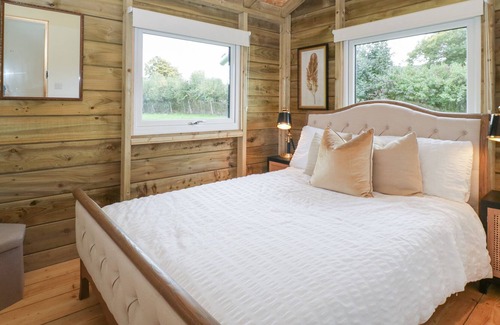 Winscombe Cottage | GRENADIER, pet friendly, with a garden in Sandford, Somerset