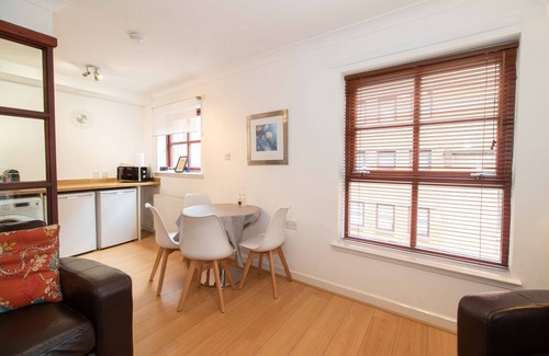 City Centre Glasgow Apartment | Greyfriars Court - Merchant City, Parking available