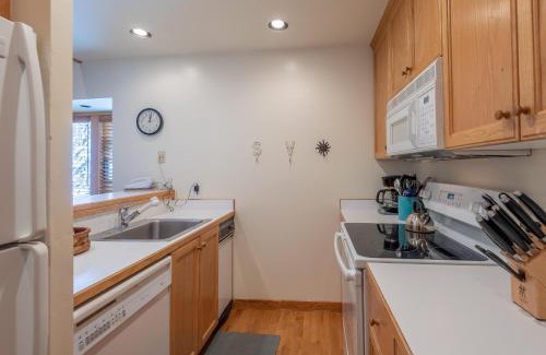 Warm Springs House | Greyhawk Condo 09