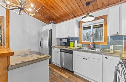 Stowe Area Ski Chalet | Griffin Country Lodge, Chalet 5 ~ a mile to Stowe Resort