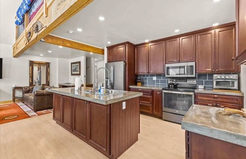 Stowe Area Ski Chalet | Griffin Lodge Chalet 6 ~ a mile from Stowe Resort