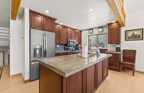 Stowe Area Ski Chalet | Griffin Lodge Chalet 6 ~ a mile from Stowe Resort