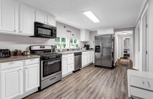 Acworth House | Grill & Chill Retreat | Pets OK + Weekday Discount