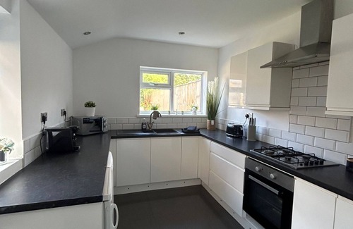 Grimsby Apartment | Grimsby Workers Haven 4 Bed Renovated House Sleeps 8n