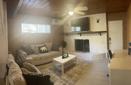Wrightwood Cabin | Grizzly Cabin! 1 Min Walk to Grizzly Cafe Downtown