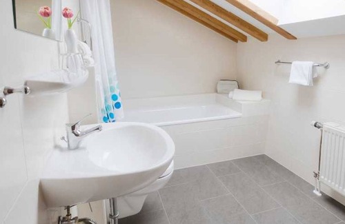 Neuensien Apartment | Großes Doppelzimmer - Ferienzimmer und -wohnungen mit Seeblick