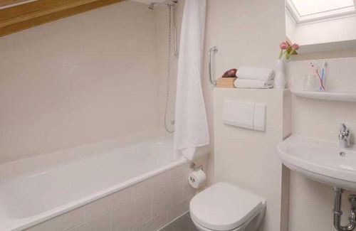Neuensien Apartment | Großes Doppelzimmer mit Seeblick III - Ferienzimmer und -wohnungen mit Seeblick