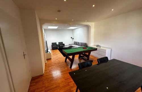 Neumuenster Apartment | Großzügiges City Loft mit Billardtisch