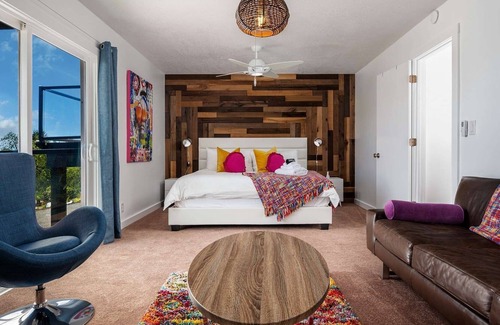 Dundee House | Groovy Pad, Billiards, Firepit, 5 Private King Rooms w/own Vineyard-View Balconies