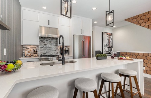 Katie Hill Neighborhood House | Groovy -Rooftop Patio w/Hot Tub -Mins to Broadway