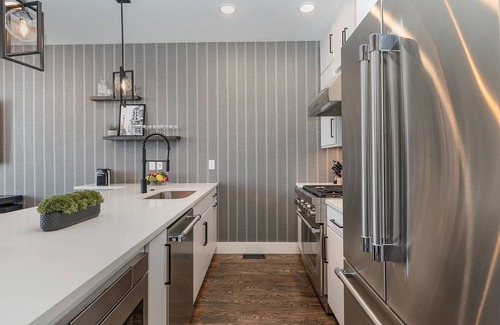 Katie Hill Neighborhood House | Groovy -Rooftop Patio w/Hot Tub -Mins to Broadway