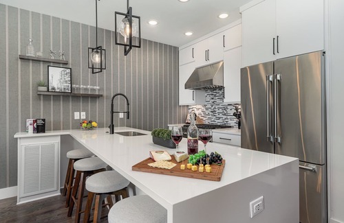 Katie Hill Neighborhood Cottage | Groovy -rooftop Patio w/Hot Tub -mins to Broadway
