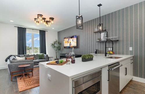 Katie Hill Neighborhood Cottage | Groovy -rooftop Patio w/Hot Tub -mins to Broadway