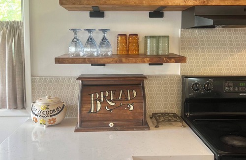 Cottonwood-Verde Village Cabin | Groovy Spacious Cabin 20mins from Sedona - with a Pool! @ That70sCabin