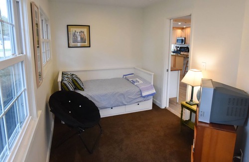 Vermilion Cottage | Grossman Cottage in Idyllic Linwood Park