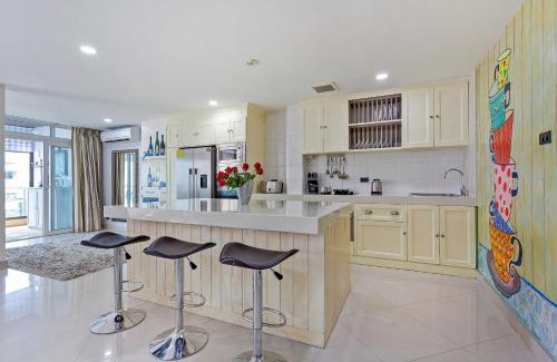 Pratumnak Hill Apartment | Grosvenor House - On the Phra Tamnak Hill