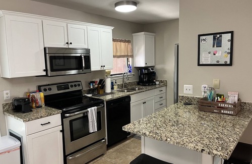 Oak Court House | Grotto Family Getaway Townhouse Last Min Weekend Deal, Pets Are Welcome
