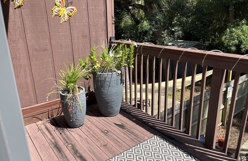 Oak Court House | Grotto Family Getaway Townhouse Last Min Weekend Deal, Pets Are Welcome