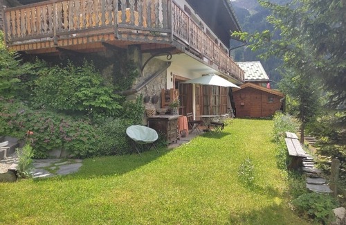 Champagny-en-Vanoise Apartment | Ground floor apartment 55 m2 + garden in chalet, near resort center, quiet location