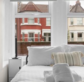 Rotherham Apartment | Ground Floor 3BR Parking King Bd