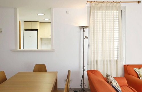 Torredembarra Apartment | Ground Floor Apartment, 80m from Beach, Communal Pool, Wi-Fi, Private Parking