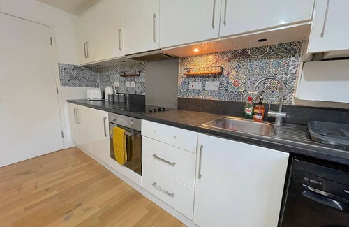 Heston Central House | Ground Floor apartment 2 min walk from Hounslow West Train Station