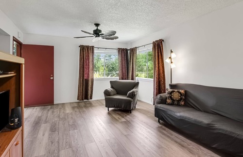 Kapoho House | Ground-floor dog-friendly home with patio, gazebo, washer/dryer, & garden views