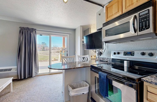 Wisconsin Dells Apartment | Ground-floor hotel-style condo with fast WiFi, central AC, & kitchenette