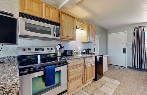Wisconsin Dells Apartment | Ground-floor hotel-style condo with fast WiFi, central AC, & kitchenette