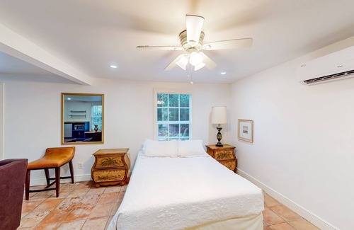 Old Northwood Cottage | Ground-floor studio with shared outdoor area - near beach & attractions