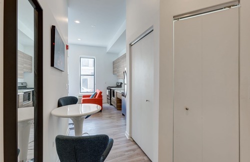 River West Apartment | Ground Floor Studios in Chicago by 747 Lofts