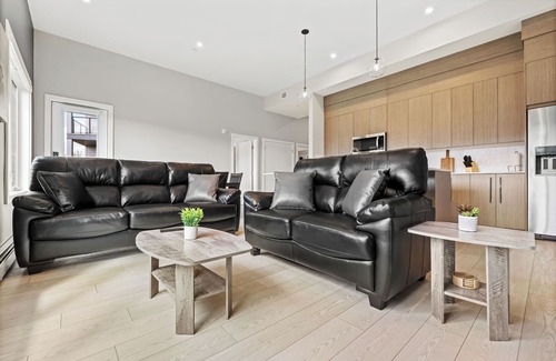 Calgary Apartment | Ground-Level 3BR Condo w/UG Parking, Lawn Access