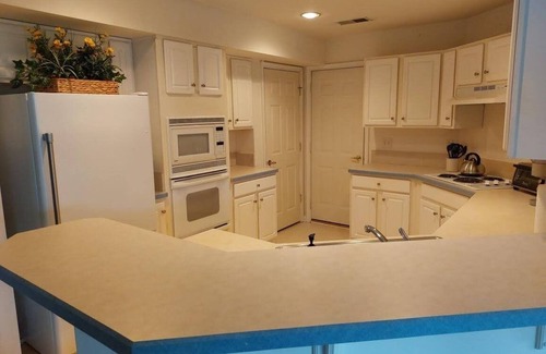 Lewes Condo | Ground Level Beach Condo Porch Parking Clean