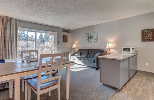Orchard District Apartment | Ground level Deschutes River Studio w/Fireplace! Pet Friendly!