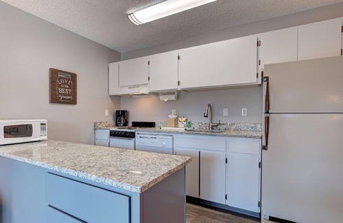 Orchard District Apartment | Ground level Deschutes River Studio w/Fireplace! Pet Friendly!