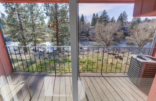 Orchard District Apartment | Ground level Deschutes River Studio w/Fireplace! Pet Friendly!