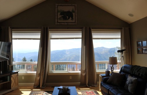 Darby House | Group Basecamp for Mountain Getaway overlooking Trapper Peak w/Wifi