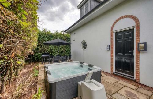 Birmingham House | Group-Friendly 3BR Near M6, Hot Tub