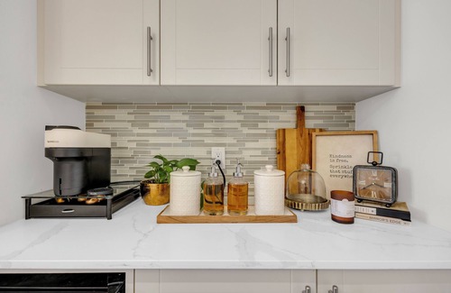 Oakville House | Group-Friendly 4BR Home | Sleeps 12+| Near Hwy 403