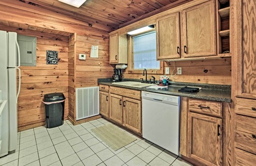Springville Cabin | Group-Friendly Cabin on Kentucky Lake!